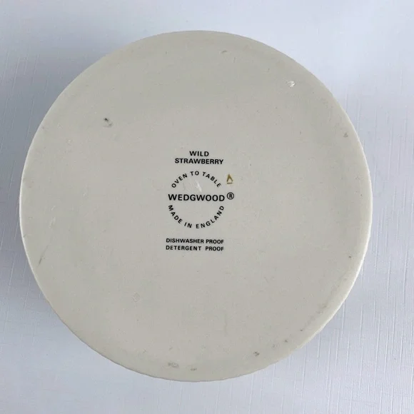 Wedgwood Made in England Vintage EUC Gold Rimmed Wild Strawberry Soufflé Dish - Picture 6 of 6